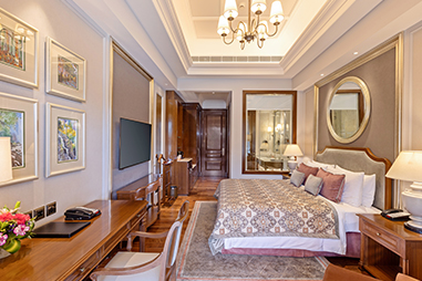 Luxury-suite-bedroom.jpg